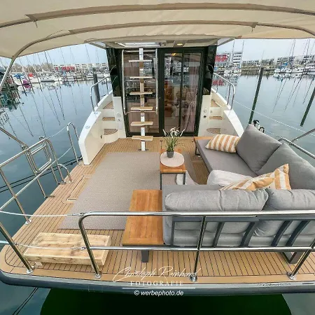 Motoryacht-futura-urlaub-im-yachthafen בית נופש Burgtiefe auf Fehmarn