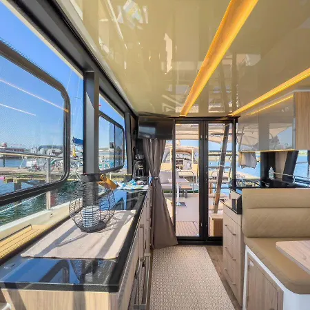 Motoryacht-futura-urlaub-im-yachthafen * Burgtiefe auf Fehmarn
