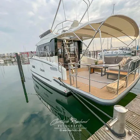 Motoryacht-futura-urlaub-im-yachthafen