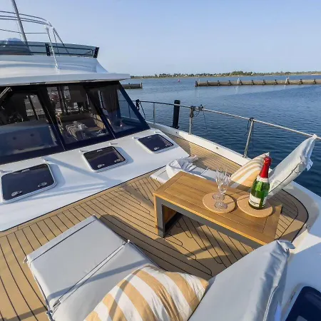 Motoryacht-futura-urlaub-im-yachthafen בית נופש *
