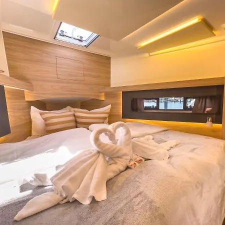 Motoryacht-futura-urlaub-im-yachthafen *