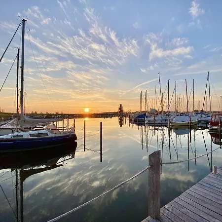 Motoryacht-futura-urlaub-im-yachthafen بيت للعطل *