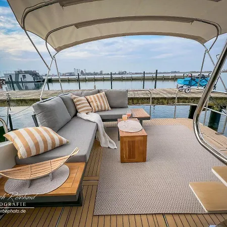 Motoryacht-futura-urlaub-im-yachthafen بيت للعطل