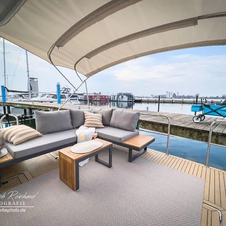 Motoryacht-futura-urlaub-im-yachthafen