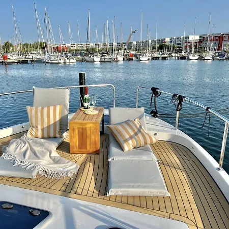 Motoryacht-futura-urlaub-im-yachthafen بيت للعطل *
