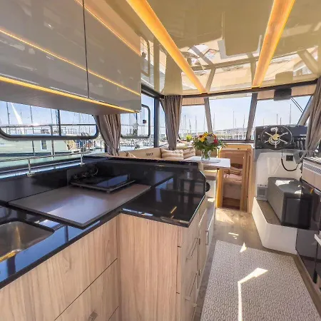 Motoryacht-futura-urlaub-im-yachthafen * Burgtiefe auf Fehmarn
