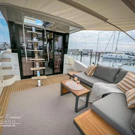 Motoryacht-futura-urlaub-im-yachthafen Burgtiefe auf Fehmarn