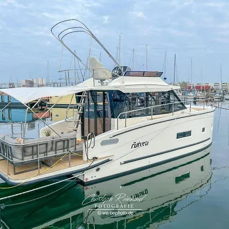 Motoryacht-futura-urlaub-im-yachthafen בית נופש *