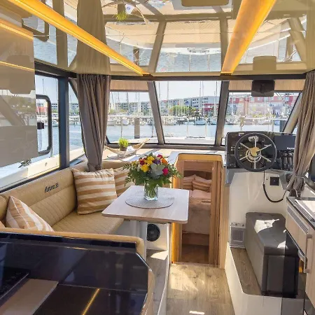 Motoryacht-futura-urlaub-im-yachthafen