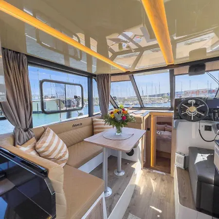 בית נופש Motoryacht-futura-urlaub-im-yachthafen